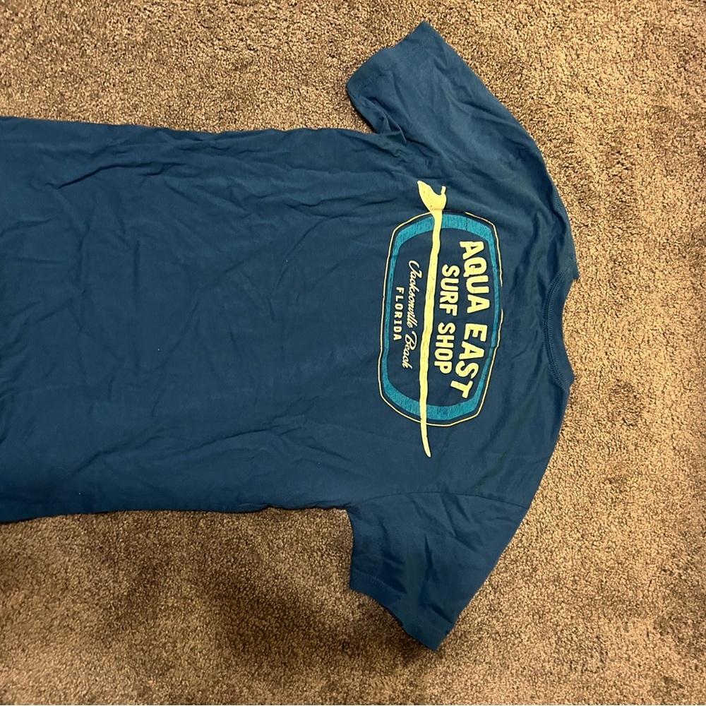Aqua east surf shot tee size M